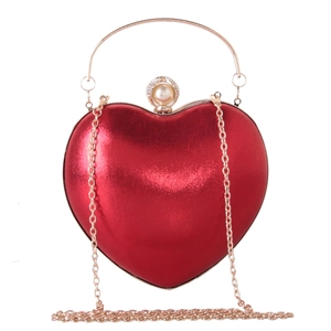 Dettaglio della borsa da sera a cuore rosso con chiusura a perla e catena d'oro