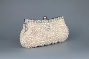 Makroaufnahme der Braut-Perlen-Clutch mit Strass-Metallrahmen und Kristallverschluss