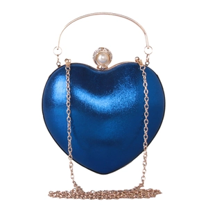 Dettaglio borsa da sera a cuore blu elettrico con chiusura in perle e diamanti