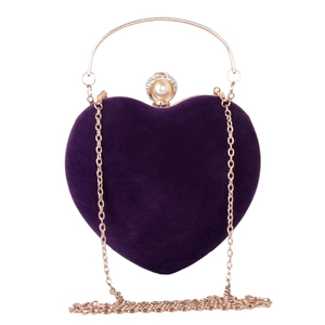 Détail du sac de soirée cœur en velours violet avec fermoir perle et chaîne dorée