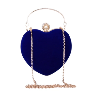 Détail du sac de soirée cœur en velours bleu avec poignée dorée et fermoir perle