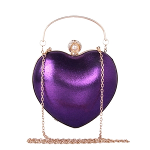 Dettaglio della pochette a cuore viola con manico dorato e chiusura in perle