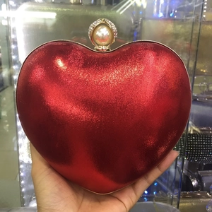 Dettaglio della borsa da sera a cuore rosso con chiusura a perla e strass scintillanti