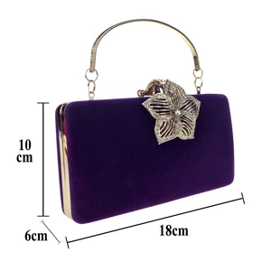 Vue détaillée des dimensions de la pochette en velours violet avec fermoir fleur dorée