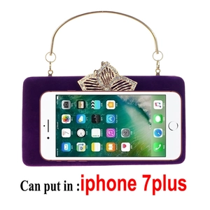 Détail de la pochette de soirée en velours violet avec fermoir fleur en strass