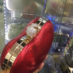 Dettaglio della borsa da sera a cuore rosso con chiusura di lusso in perle e diamanti