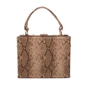 Détails du sac à main carré motif serpent avec clous dorés et poignée supérieure