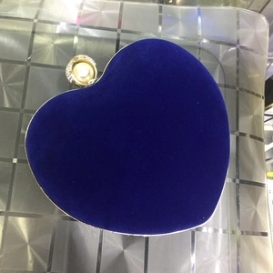 Détail du sac de soirée cœur en velours bleu marine avec fermoir perle et strass