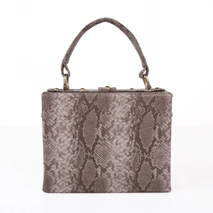 Vue détaillée du sac à main rectangulaire en cuir serpent gris avec garniture dorée