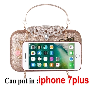 Dettaglio dell'interno della pochette oro rosa con spazio per uno smartphone iPhone 7 Plus