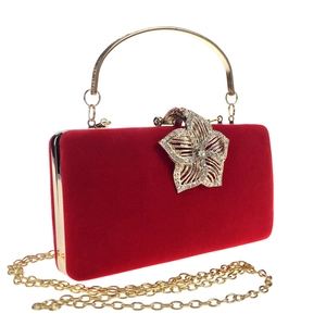 Pochette de soirée en velours rouge avec anse dorée et fermoir fleur en cristal luxe
