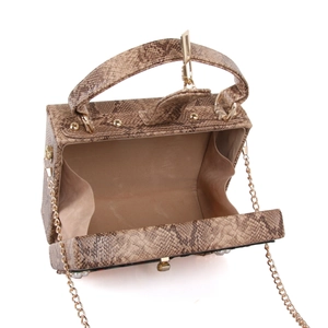 Vue détaillée du sac boîte à motif serpent marron ouvert avec doublure en daim