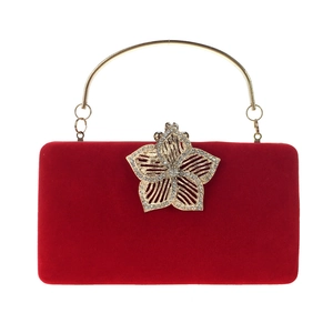 Détail de la pochette de soirée en velours rouge avec fermoir fleur et cristaux