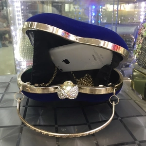 Vue détaillée de la pochette de soirée en velours bleu roi ouverte montrant l'intérieur