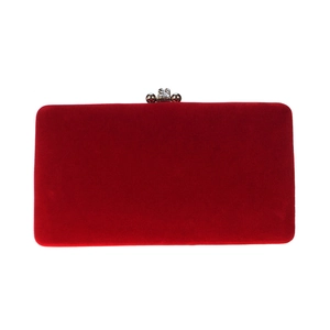 Détail d'une pochette de soirée en velours rouge avec un fermoir rond en métal doré