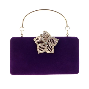 Vue détaillée de la pochette en velours violet avec boucle fleur de strass luxe