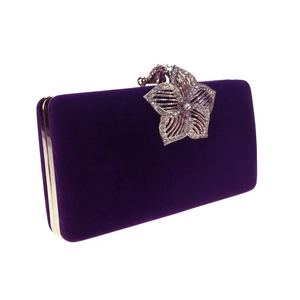 Détail de la pochette de soirée en velours violet avec fermoir fleur orné de strass