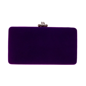 Détail de la pochette de soirée en velours violet avec fermoir fleur doré orné
