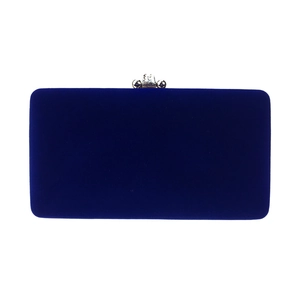 Vue détaillée de la pochette en velours bleu foncé avec fermoir floral argenté élégant