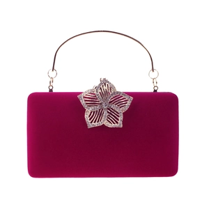 Vue détaillée de la pochette de soirée en velours rose avec fermoir fleuri en diamants et anse