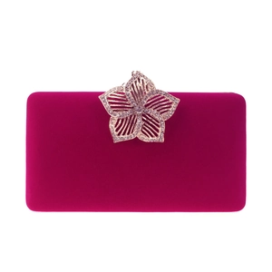 Détail d'une pochette de soirée en velours avec fermoir fleur en cristal brillant
