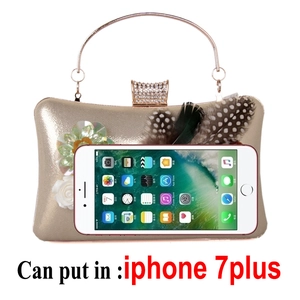Βραδινό τσαντάκι με λουλούδια και φτερά, με iPhone 7 Plus για σύγκριση μεγέθους