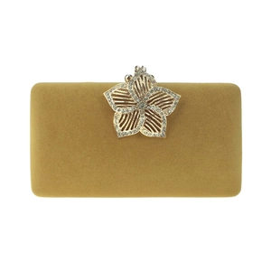 Détail d'une pochette en velours avec fermoir fleur dorée orné de cristaux étincelants