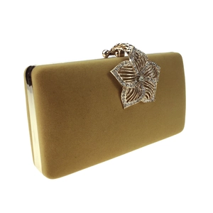 Détail d'une pochette de soirée en velours avec fermoir fleur de luxe orné de strass