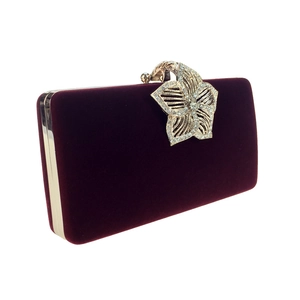 Vue macro de la pochette de soirée en velours bordeaux avec fermoir fleur en cristal