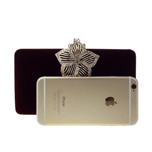 Comparaison de taille détaillée de la pochette de soirée en velours bordeaux avec un smartphone