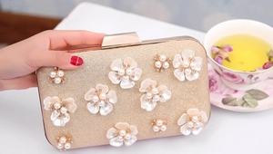 Pochette de soirée champagne dorée avec fleurs 3D blanches et détails en perles