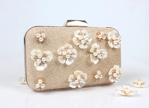 Pochette de soirée chic couleur champagne doré avec fleurs 3D en perles et paillettes