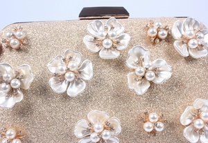 Pochette de soirée pailletée champagne avec fleurs de perles 3D et cristaux