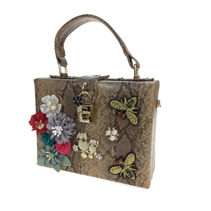 Détail du sac boîte imprimé serpent avec fleurs, abeilles en sequins et boucle hibou en strass