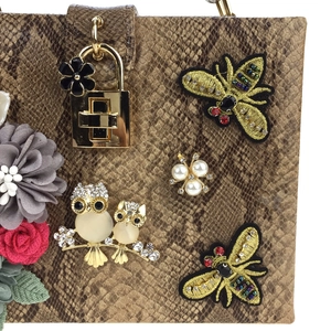 Sac à main peau de serpent avec fleurs 3D, broderie abeille et charms chouette