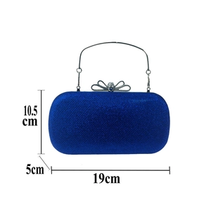 Détails de la pochette de soirée à paillettes bleues avec fermoir nœud en cristal