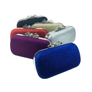 Collection de pochettes rigides à paillettes avec fermoirs nœud argenté en plusieurs tons