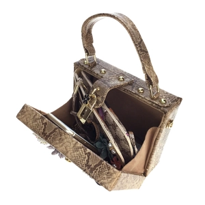 Sac à main effet serpent avec accents floraux et broderie d'abeille sur la poignée