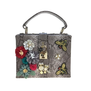 Sac à main gris effet serpent avec broderies fleurs 3D et ornements d'abeilles