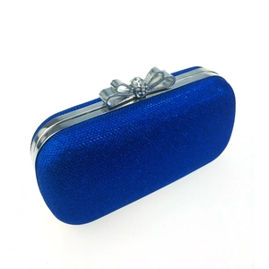 Détail de la pochette pailletée bleu foncé avec fermoir nœud en cristal et cadre argent