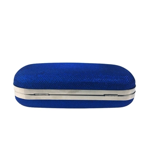Détail de la pochette de soirée à paillettes bleues avec cadre en métal argenté élégant
