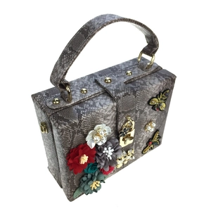 Détails du sac à main motif serpent avec broderies florales 3D et décorations abeilles
