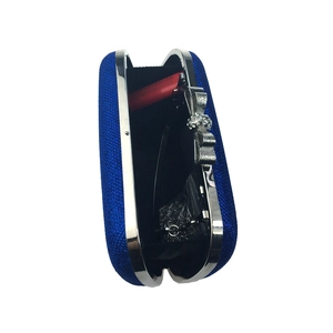 Pochette de soirée pailletée bleue avec fermoir nœud en strass et chaîne argentée