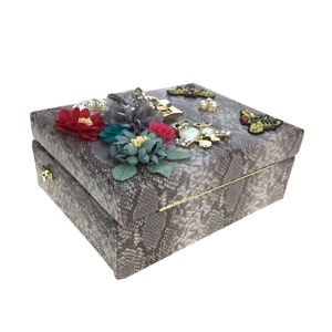 Détail du sac motif serpent avec fleurs en tissu 3D et ornements d'abeilles bijoux