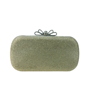 Détail de la pochette dorée scintillante avec fermoir tête de mort en strass