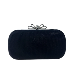 Vue détaillée de la pochette de soirée noire avec texture mesh et fermoir nœud cristal