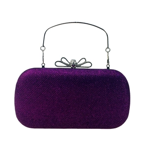 Pochette de soirée chic à paillettes violettes avec fermoir tête de mort et anse en métal