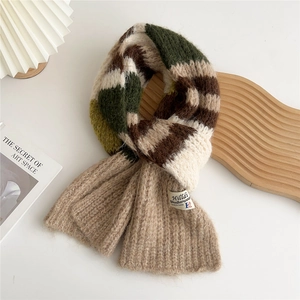 Macro detail of mixed-color knitted scarf with soft texture and Hildi brand label