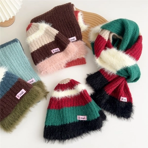Détails d'ensembles écharpes et bonnets tricotés colorés avec texture douce et étiquettes