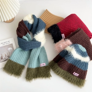 Ensemble écharpe et bonnet en tricot rayé avec bordure en fausse fourrure pour l'hiver
